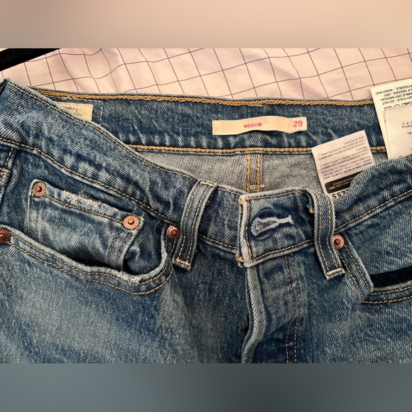 Levi wedgie - Picture 2 of 3